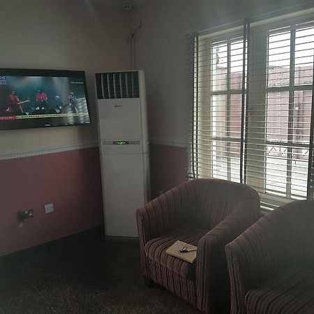 Fbm Place Guest House Agun Exterior photo